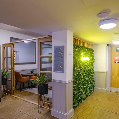 Siberia Bar&Hotel Aberdeen Bagian luar foto